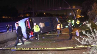 Adana'da yolcu otob�s� devrildi: 8 yaral�