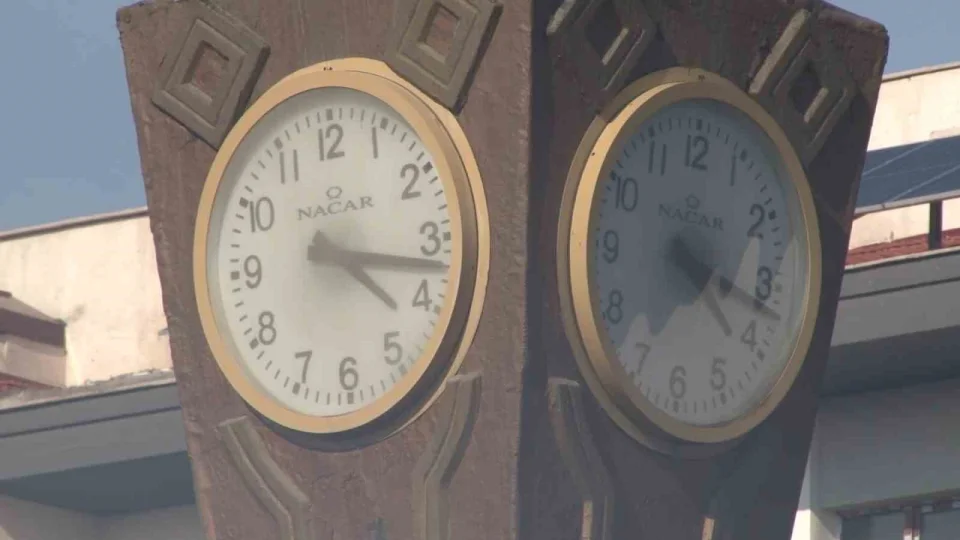 Ad�yaman Saat Kulesi 3 y�ld�r 04.17'yi g�steriyor