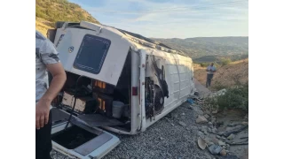 Adyaman'da tarm iilerini tayan minibs devrildi