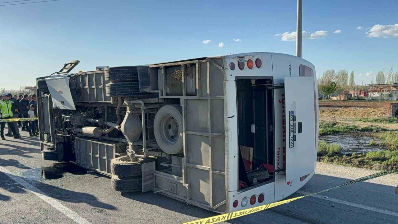 Afyon'da i��i servisi ile otomobil �arp��t�: 12 yaral�