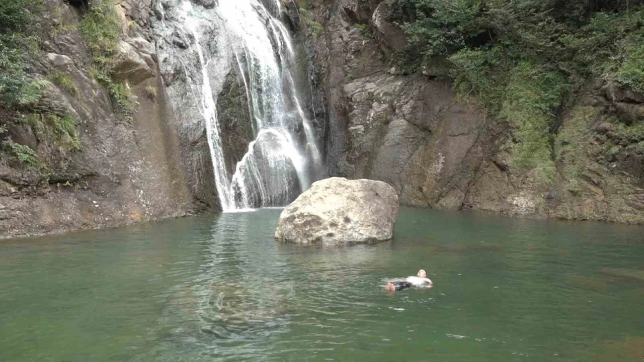 Ağaran Şelalesi gelen turistleri kendine hayran bırakıyor
