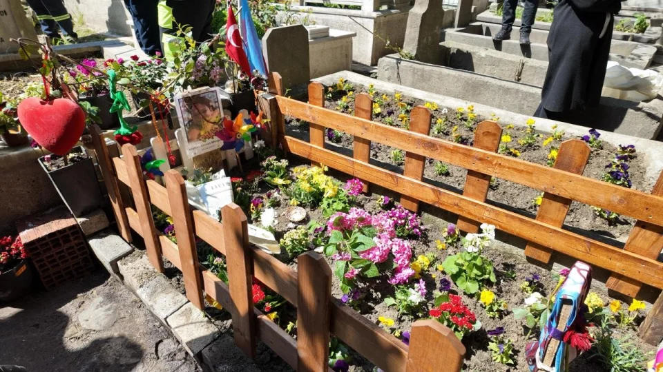 Ahmet Minguzzi kabri ba��nda an�ld�