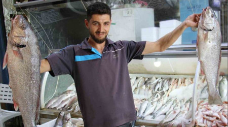 Akdeniz'de de sezonun açılmasıyla tezgahlar balıkla doldu