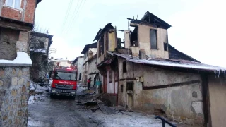 Alev alev yanan konaktan geriye duvarlar� kald�