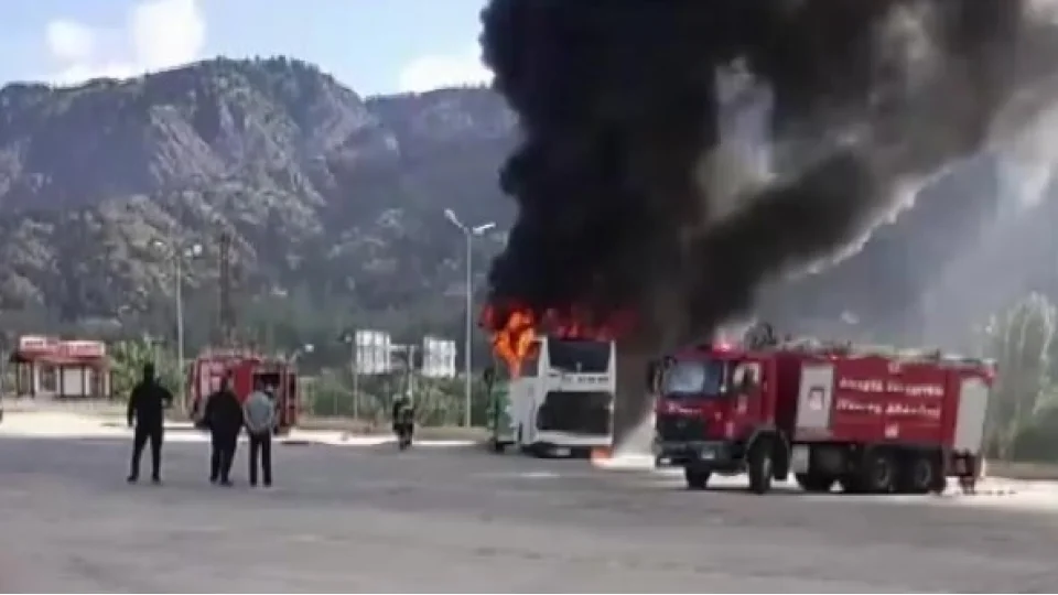 Amasya'da otobüs terminalinde park halindeki yolcu otobüsü yandı