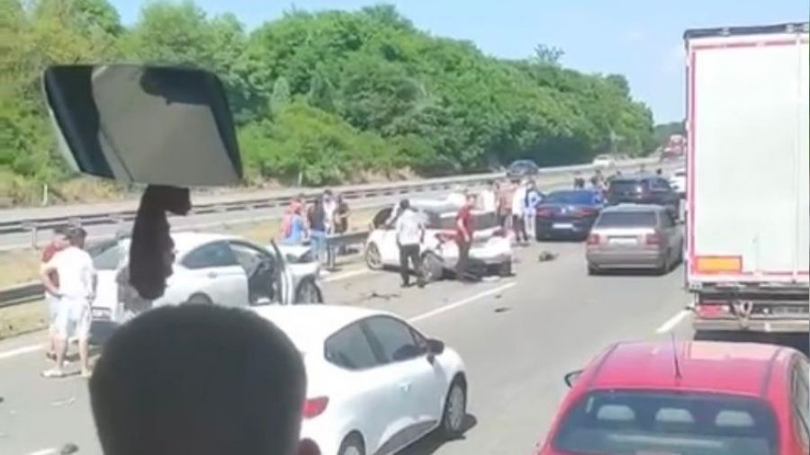 Anadolu Otoyolu'nda zincirleme kaza: 9 yaral�