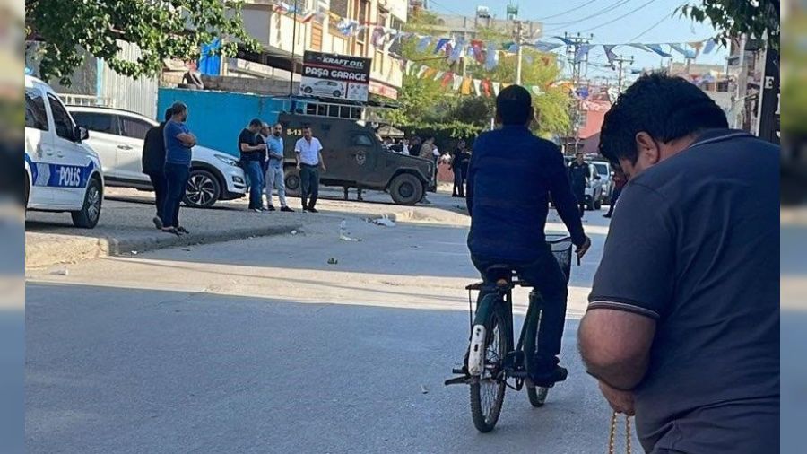 Annesinin kucağındaki bebek kurşunların hedefi oldu