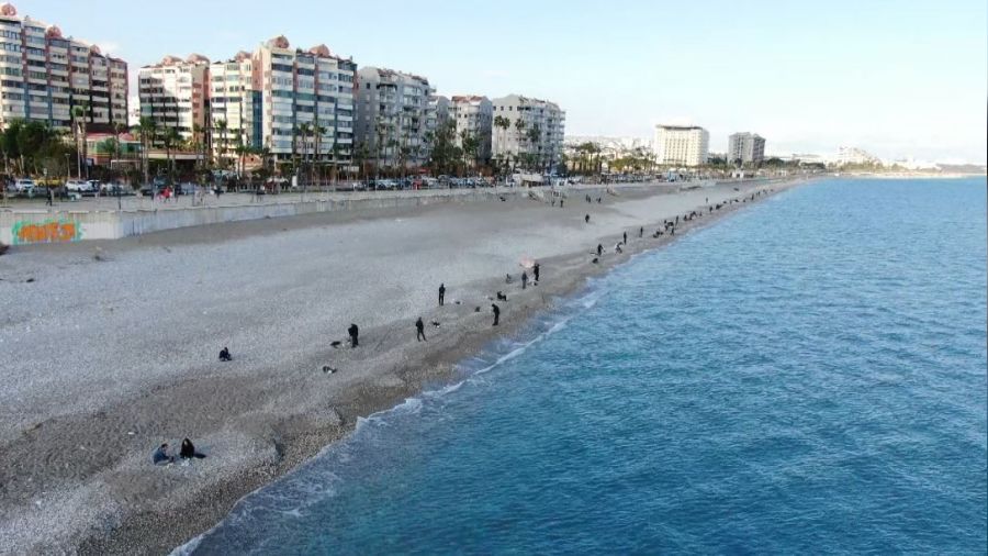 Antalya'da f�rt�na bal�k �retim �iftli�ini vurdu, oltas�n� alan sahile ko�tu