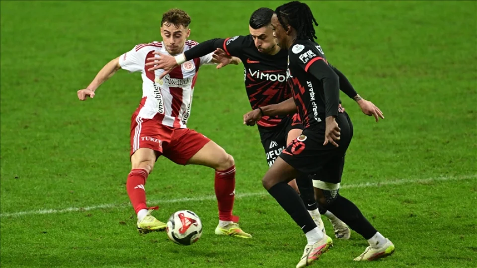 Antalyaspor sahas�ndan 3 puanla ayr�ld�