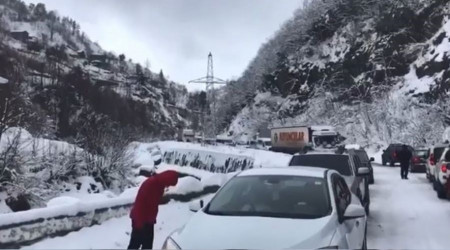 Artvin'de kar yağışı ulaşımı aksattı