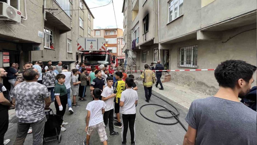 Avc�lar'da daire yang�n�nda 8 ki�i kurtar�ld�