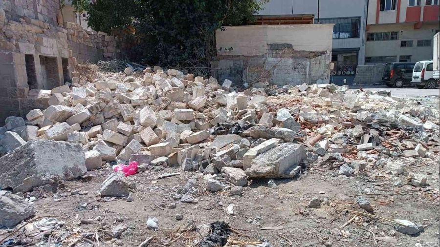 Bağımlıların mesken tuttuğu metruk binalar yıkıldı