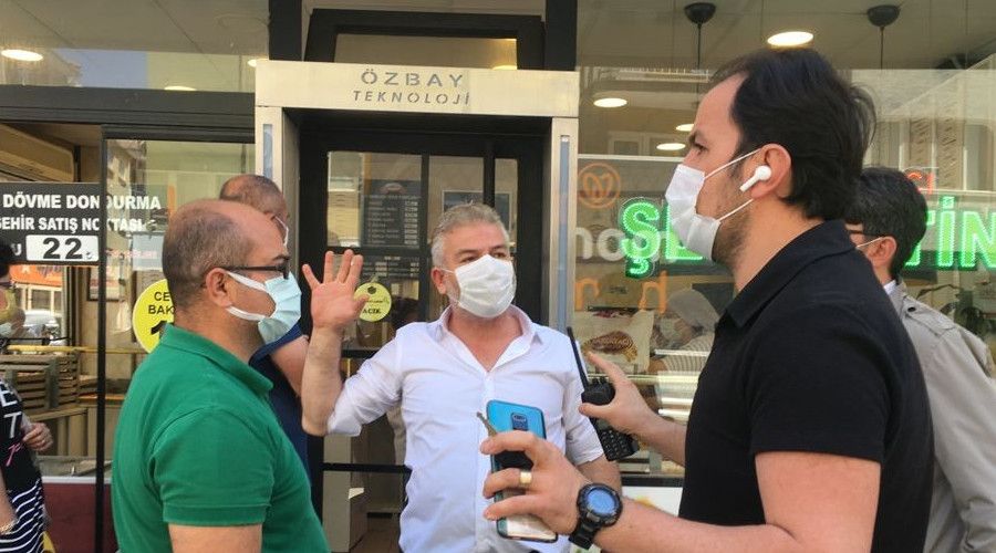 Baklava kuyru�unda i�letme sahibi ile polis aras�nda gergin anlar