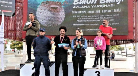 Balıkçılar, balon balığını yakalamak için yarıştı