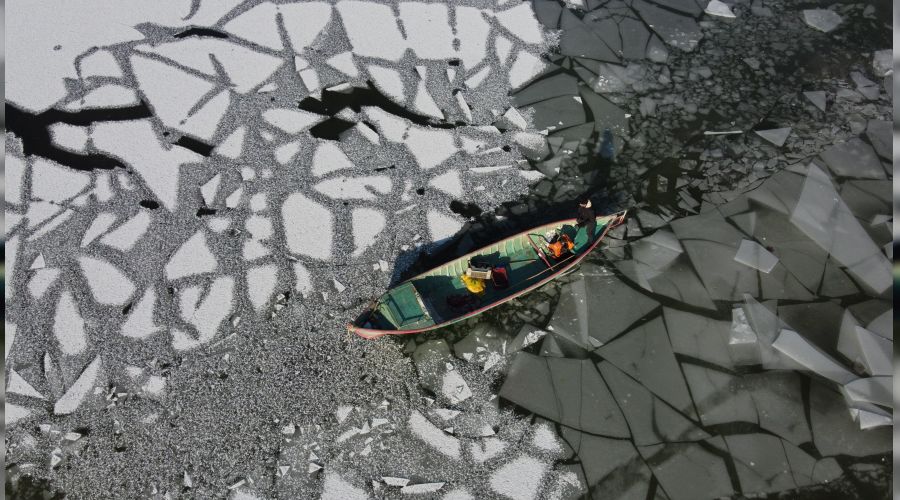 Bal�k��lar�n buz k�rma mesaisi