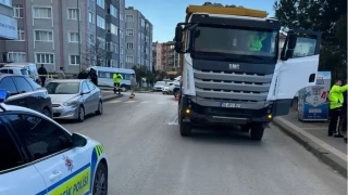 Band�rma'da hafriyat kamyonu kad�n� 10 metre s�r�kledi