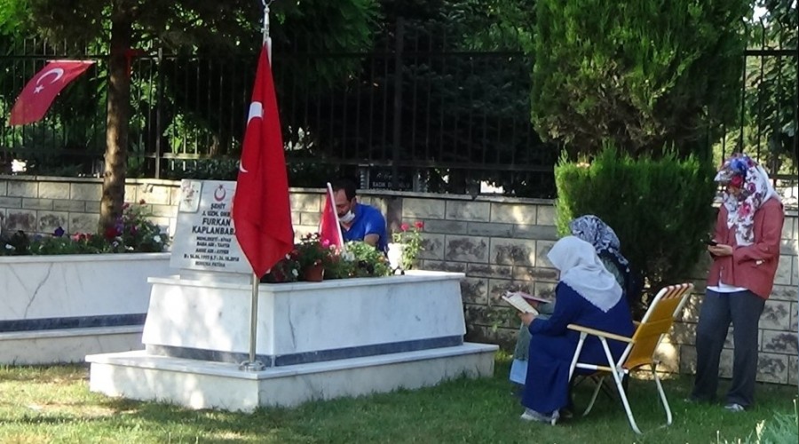 Bayram öncesi mezarlıklar doldu taştı