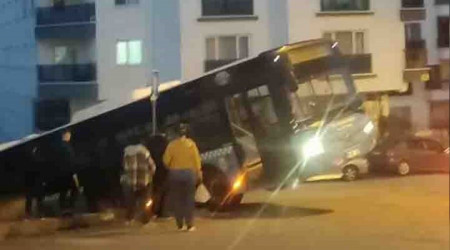 Belediye otobüsü çıktığı yokuşta asılı kaldı