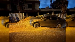 Beylikdüzü'nde bir inşaat firmasının yola döktüğü kum kazaya neden oldu