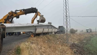 Bingöl'de virajı alamayan tır yan yattı