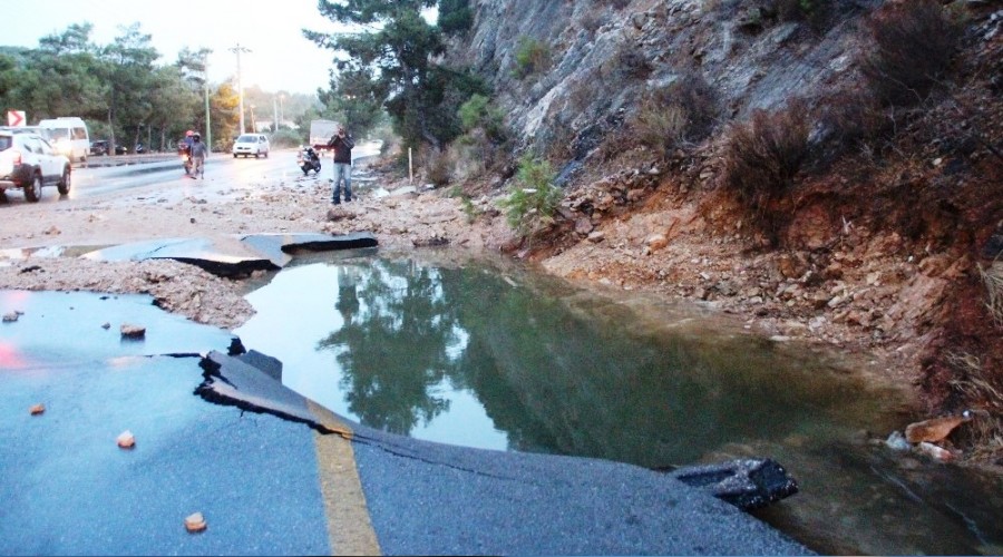 Bodrum'da su hattı bomba gibi patladı