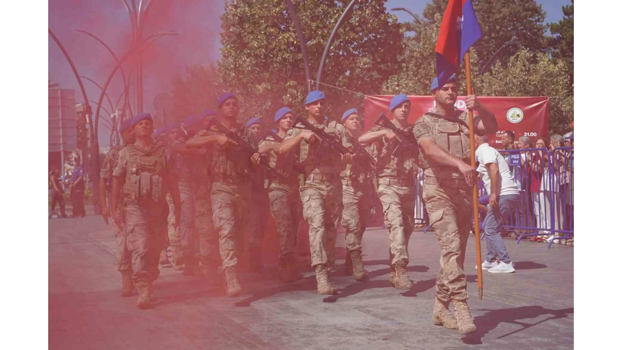 Bolu'da komandolar, Zafer Bayram�'nda caddeyi co�kuyla inletti