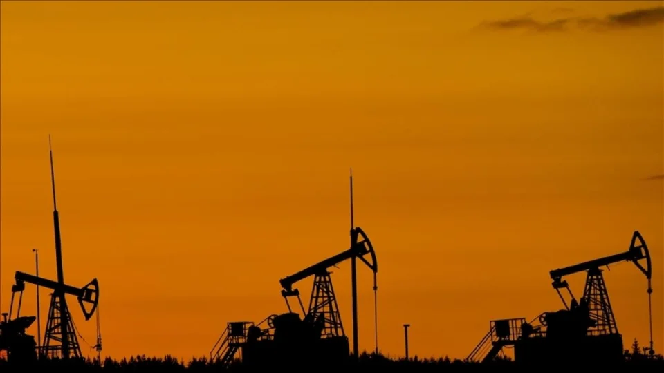 Brent petrolün varili 104,70 dolar