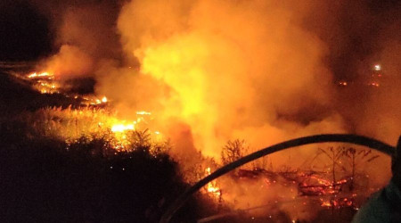 Burdur Gölü'ndeki sazlıkta çıkan yangın yürekleri ağza getirdi