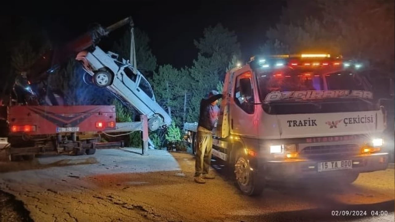 Burdur'da otomobil �arampole d��t�: 1 �l�, 3 yaral�