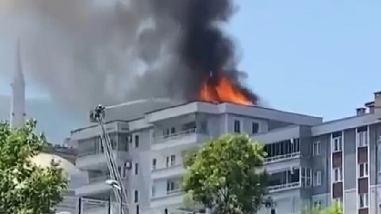 Bursa'da bir binanın çatısı küle döndü