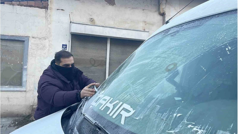 Buz kesen kentte cam kaz�ma mesaisi ba�lad�