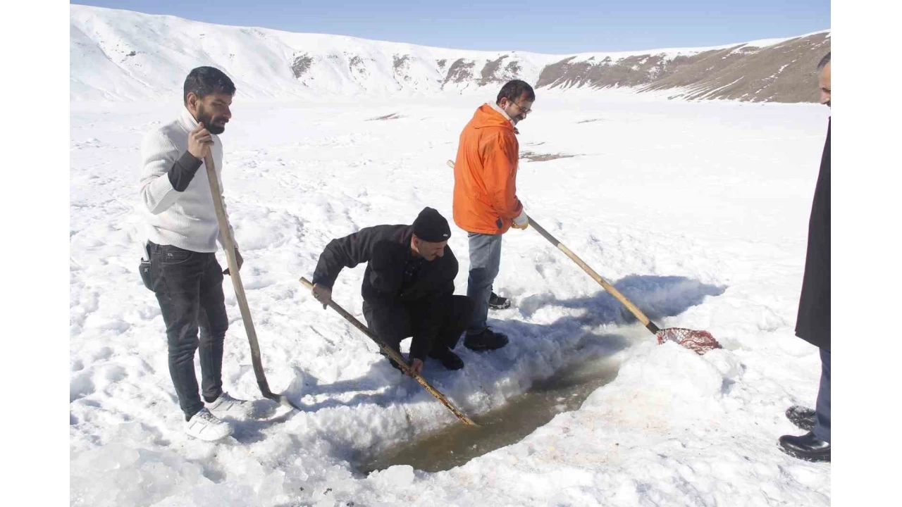Buz tutan gölette 'Eskimo' usulü balık avı