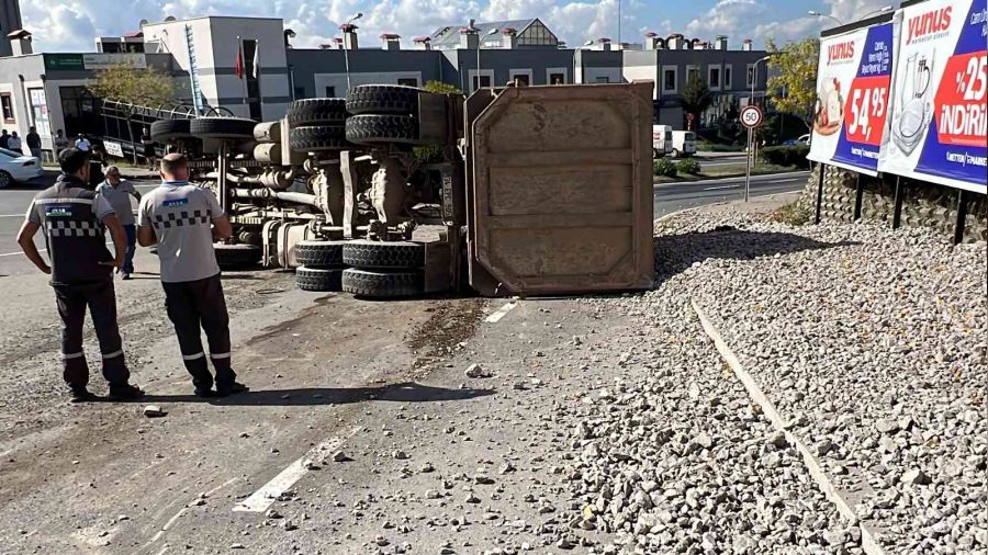 Çakıl taşı yüklü kamyon devrildi