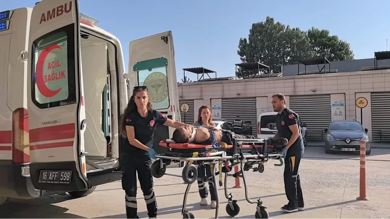 Cam fabrikasında işçi makineye sıkıştı
