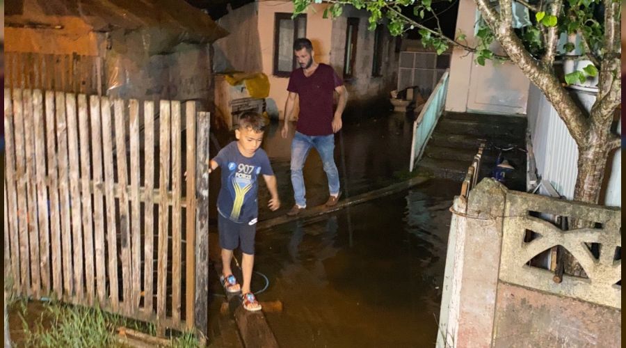 Dere taştı, 2 aile mahsur kaldı