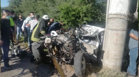 Direğe çarpan otomobil hurdaya döndü