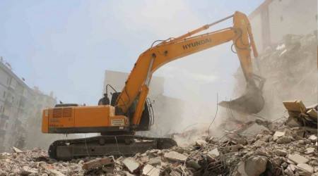 Diyarbakır'da ağır hasarlı binaların yıkımı sürüyor