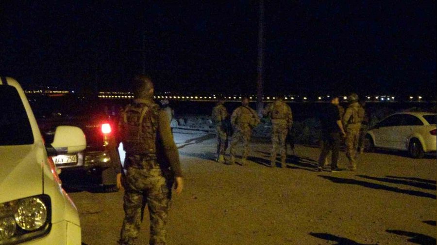 Diyarbakır'da polis aracına silahlı saldırı: 2 gözaltı