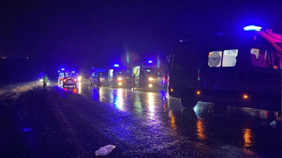 Diyarbakr'da yolcu otobs devrildi: 5 l, 23 yaral