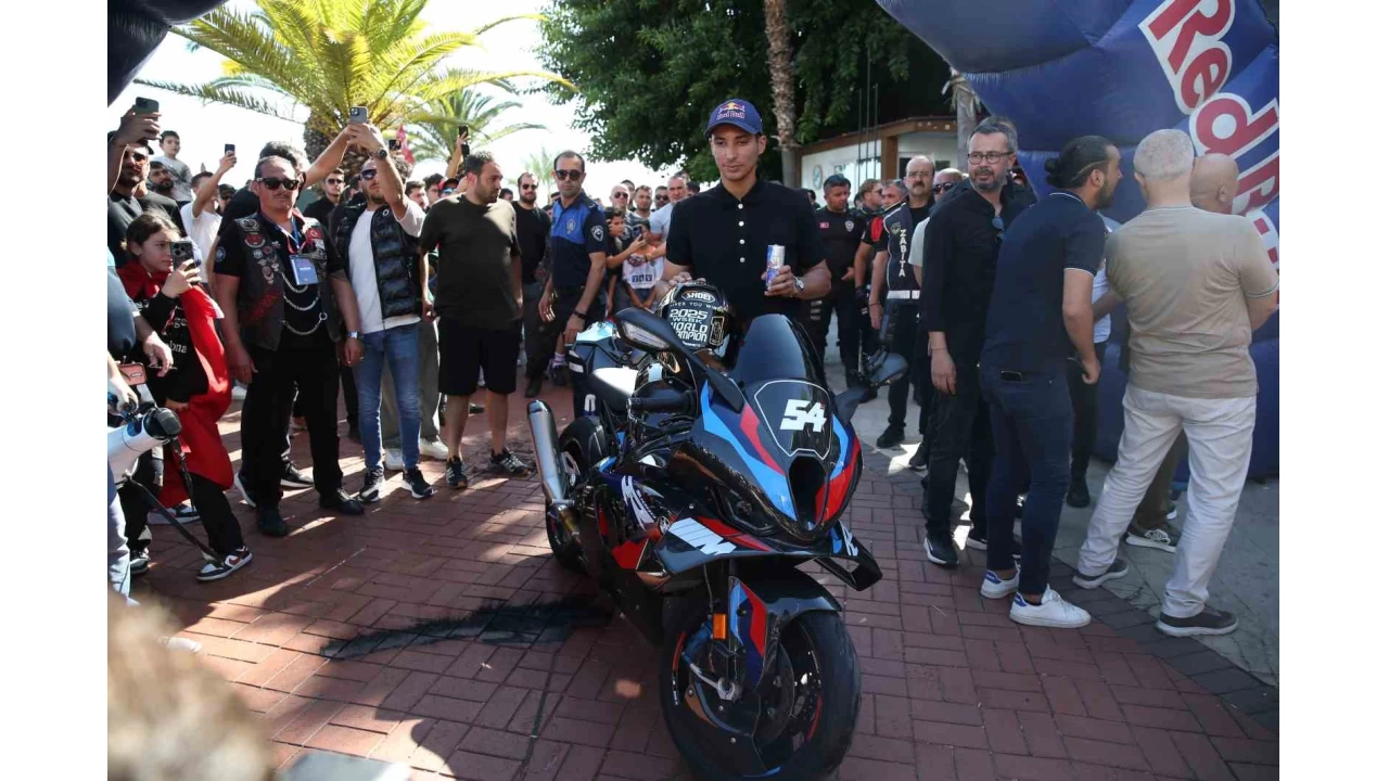 Dünya Şampiyonu Toprak Razgatlıoğlu, Alanya'da coşkuyla karşılandı