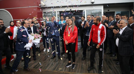 Dünya şampiyonuna coşkulu karşılama