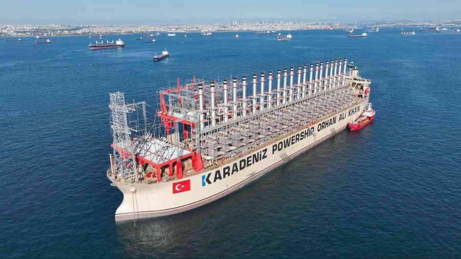 Dünyanın en büyük enerji gemisi İstanbul'da