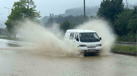 Düzce Akçakoca yolu sular altında kaldı