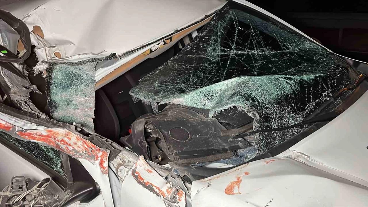 Düzce'de tıra çarpan cip hurdaya döndü: 2 yaralı