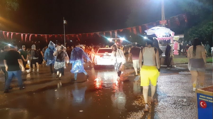 Edirne'de sağanak yağış zor anlar yaşattı