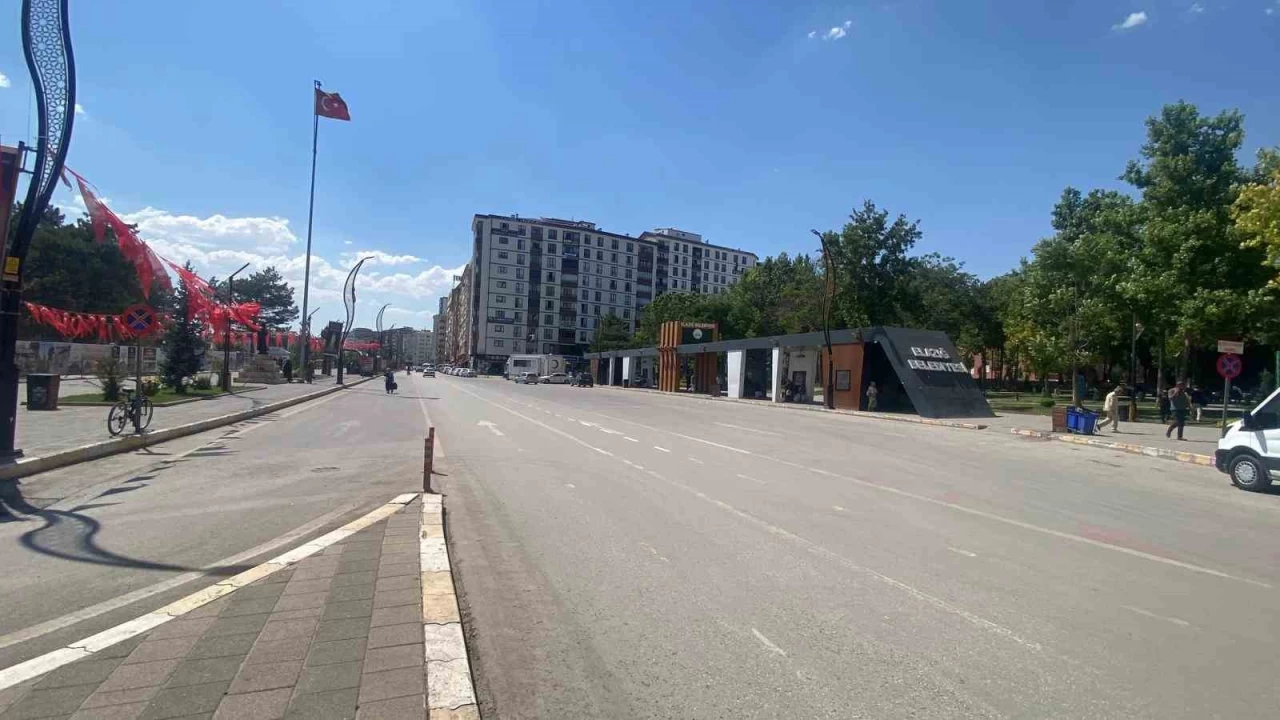 Elaz��'da s�cakl�k 40 dereceye yakla�t�, caddeler bo� kald�