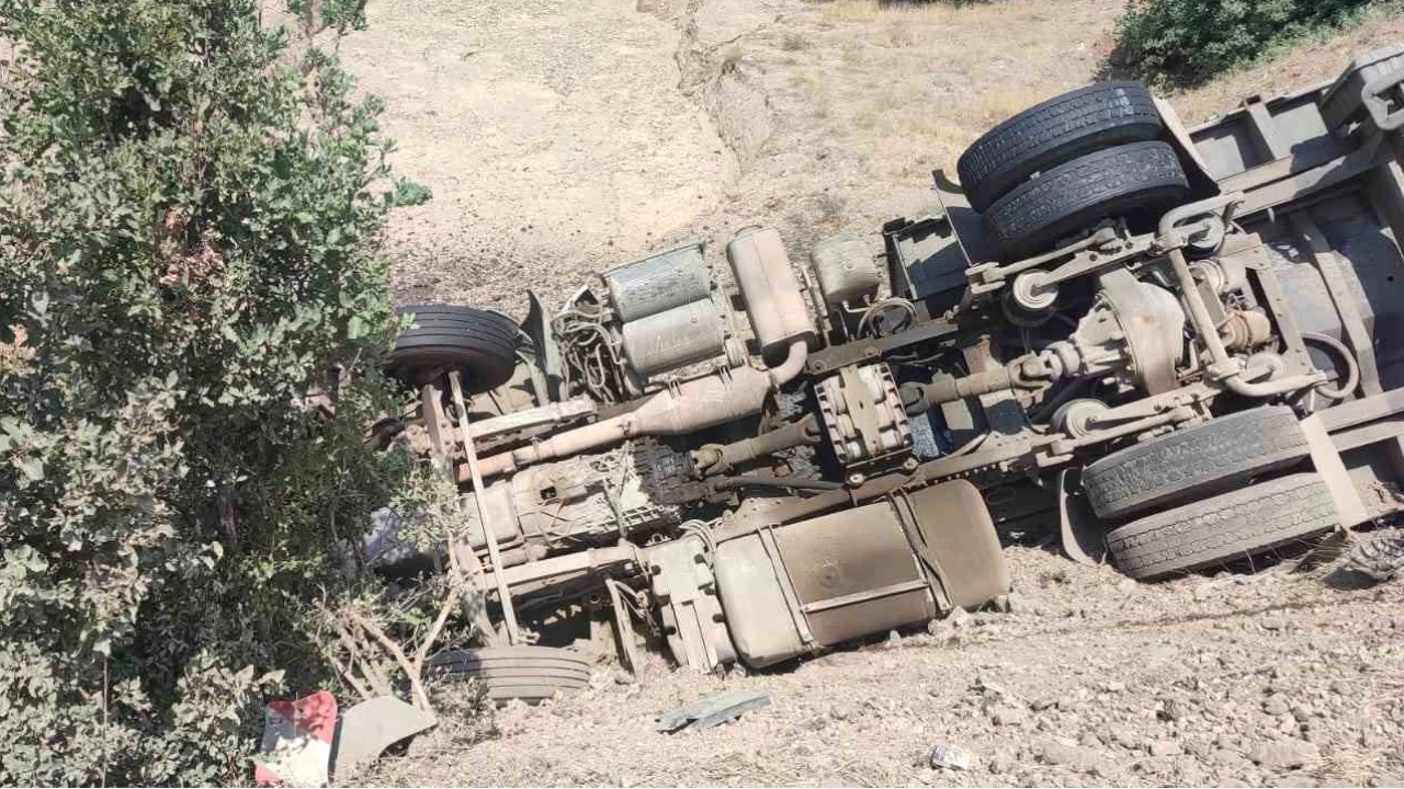 Elaz��'da t�r devrildi: 1 yaral�