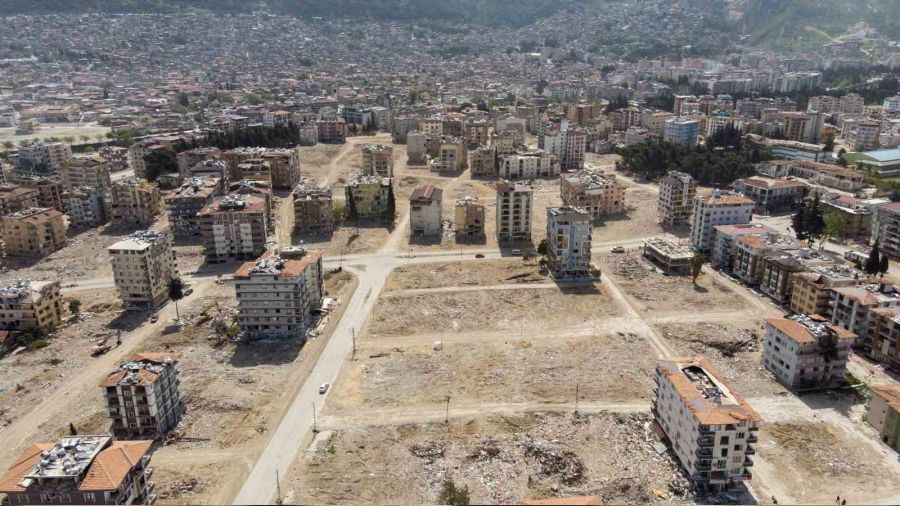 Enkaza d�nen Hatay'da meydanlar olu�tu