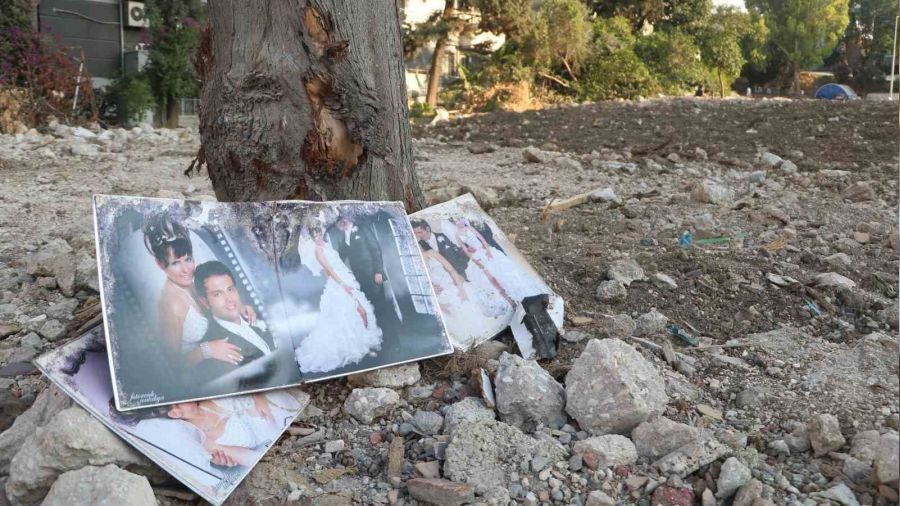 Enkazdan geriye kalan fotoğraf duygulandırdı