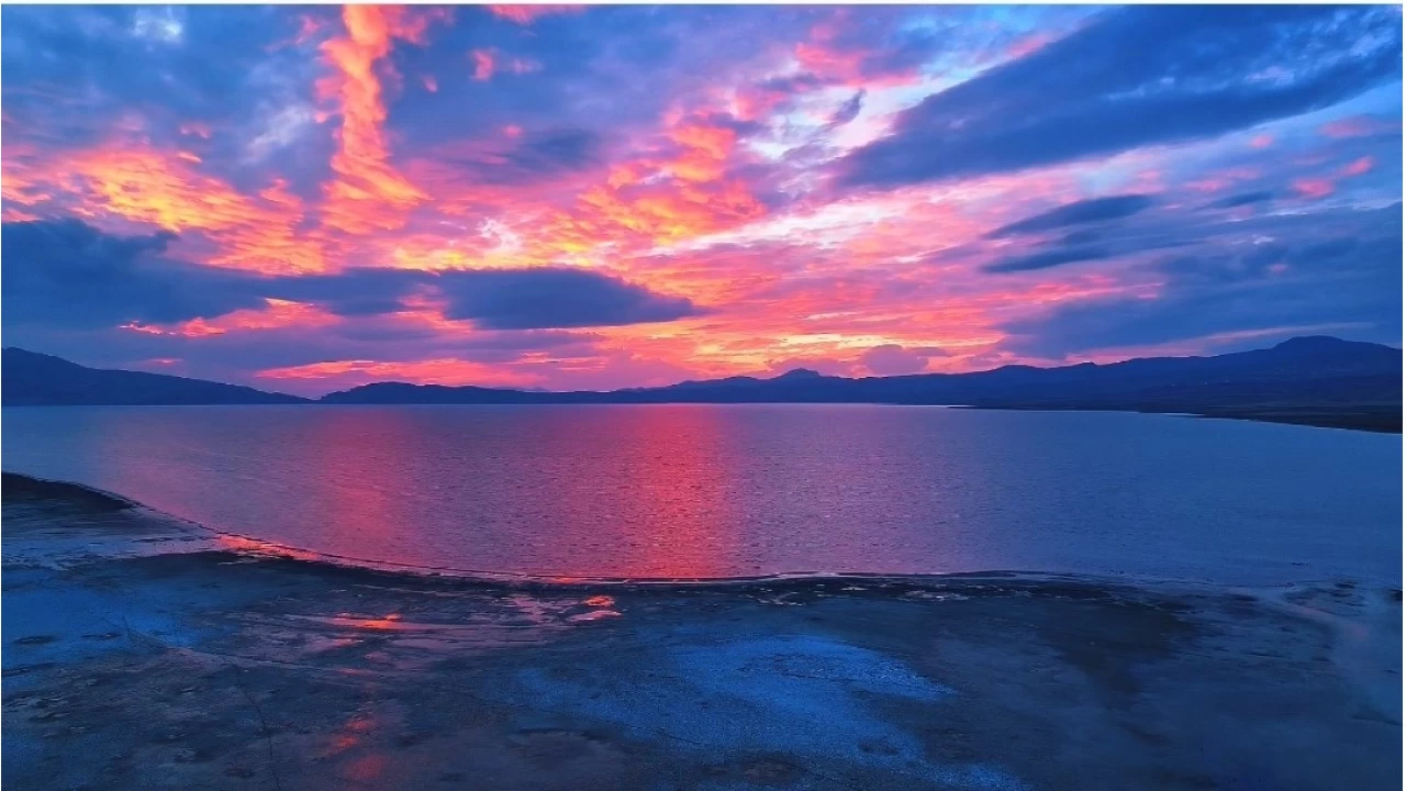 Erçek Gölü'nde muhteşem günbatımı